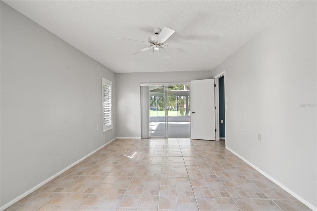Empty room, Interior