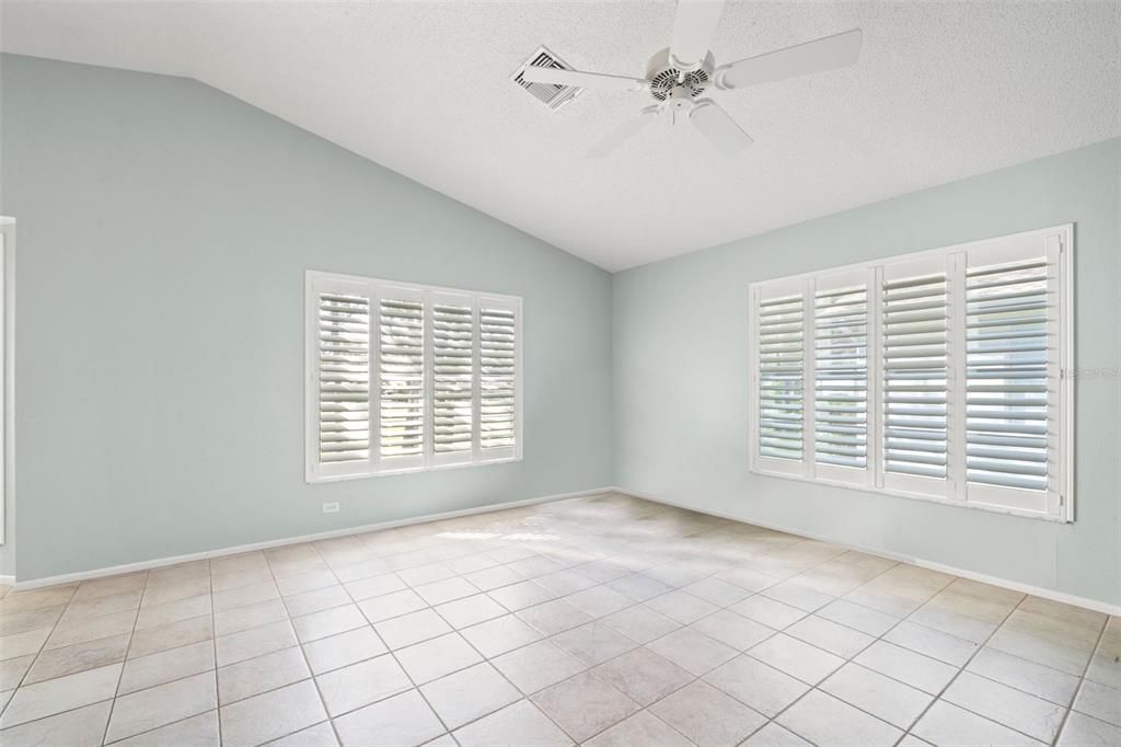 Empty room, Interior