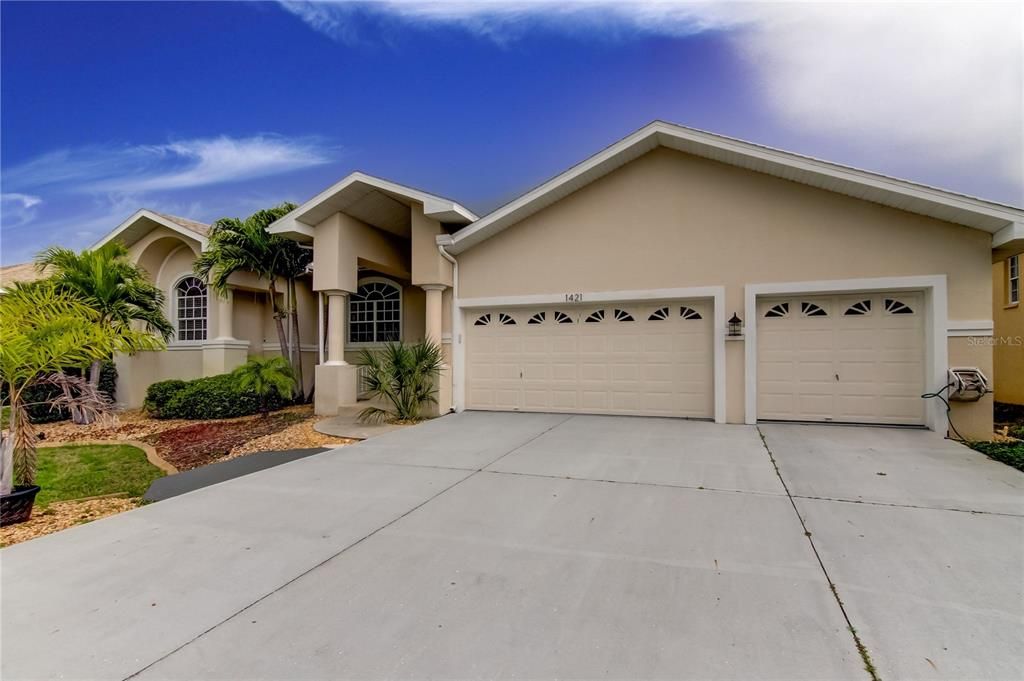 Attached, Exterior, Facade, American Craftsman