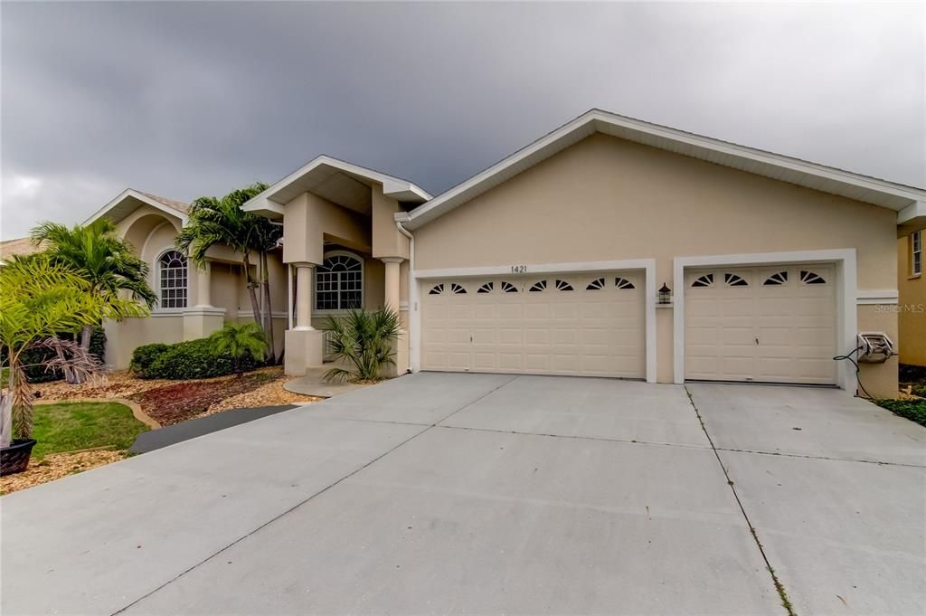 Attached, Exterior, Facade, American Craftsman