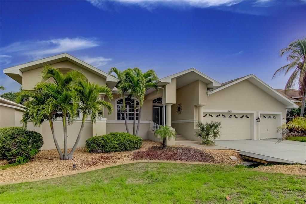 Attached, Exterior, Facade, American Craftsman