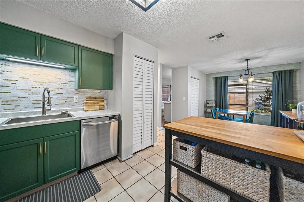 Dining room, Interior, Kitchen, Pendant Lights, Stainless Steel Appliances