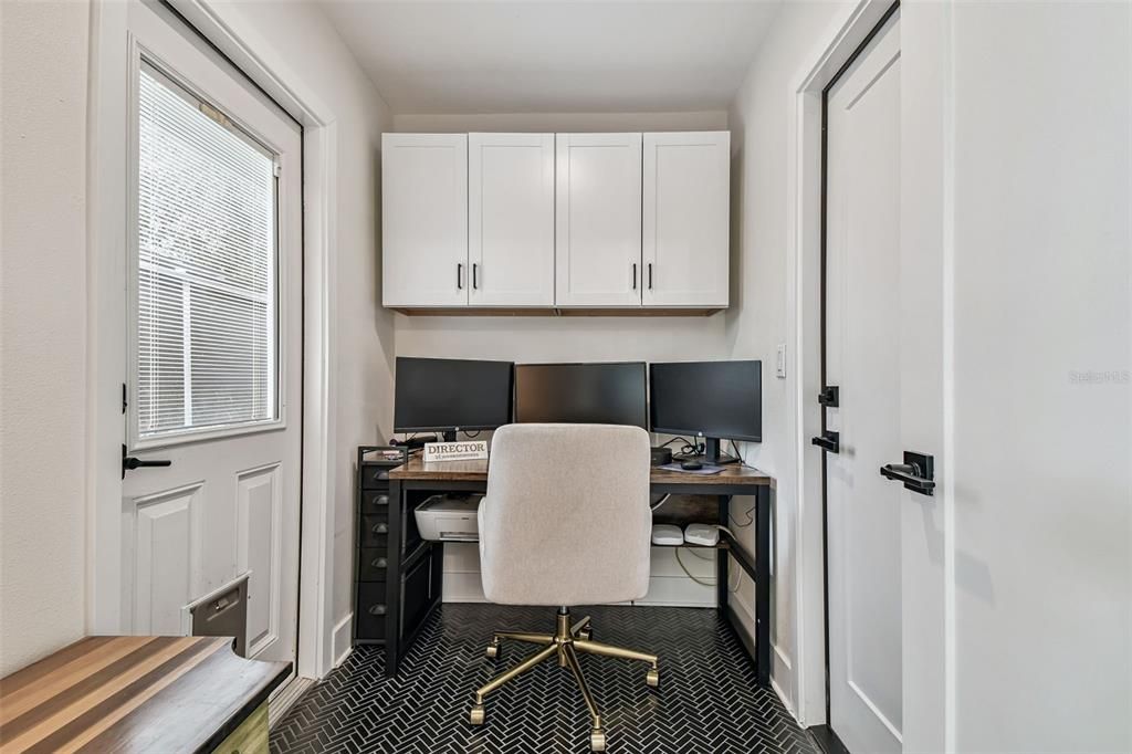 Home Office, Interior