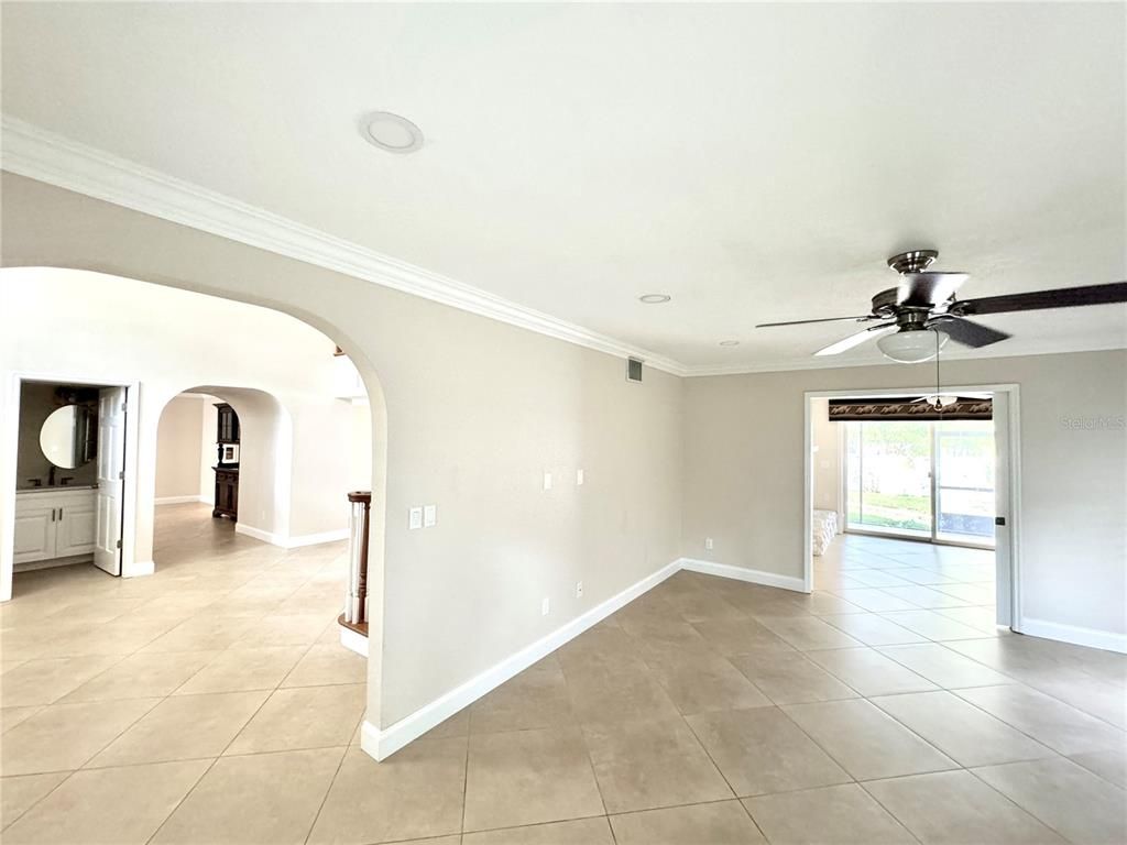 Empty room, Interior