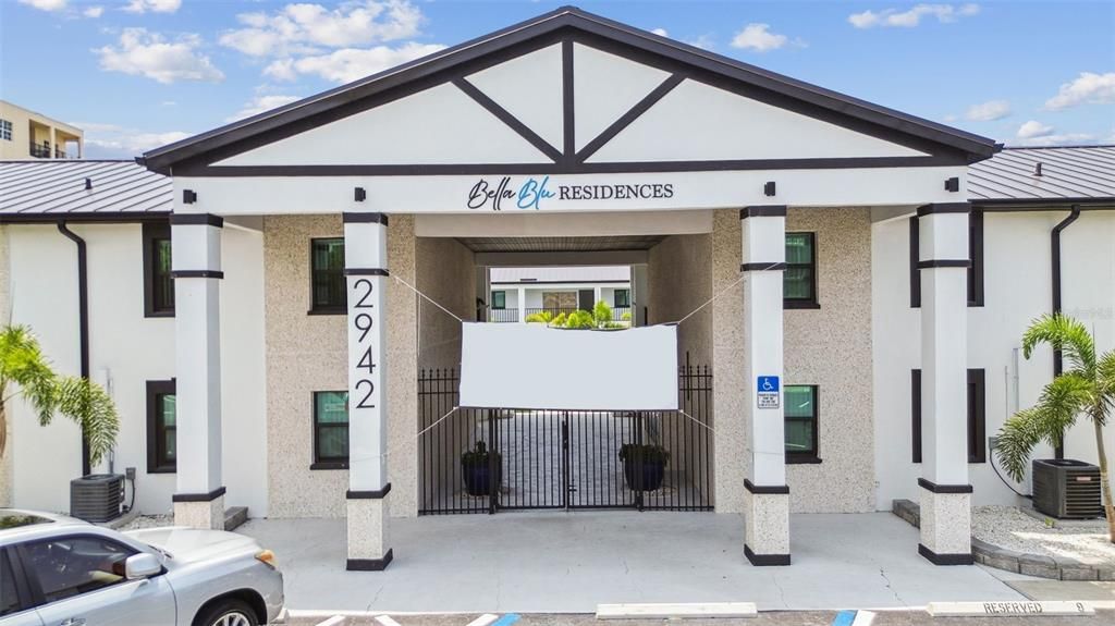 Exterior, Facade, Modern