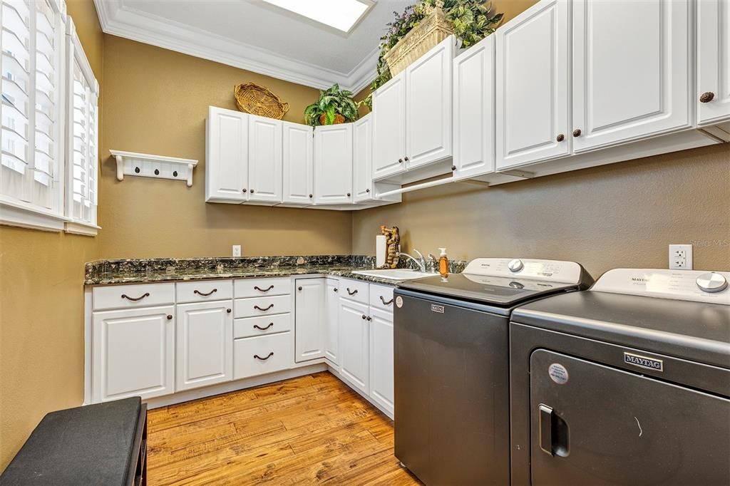 Interior, Washer, Wood Texture Flooring