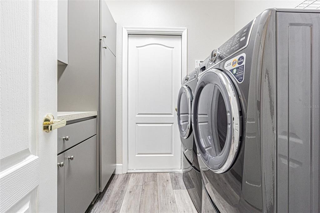 Interior, Washer, Wood Texture Flooring