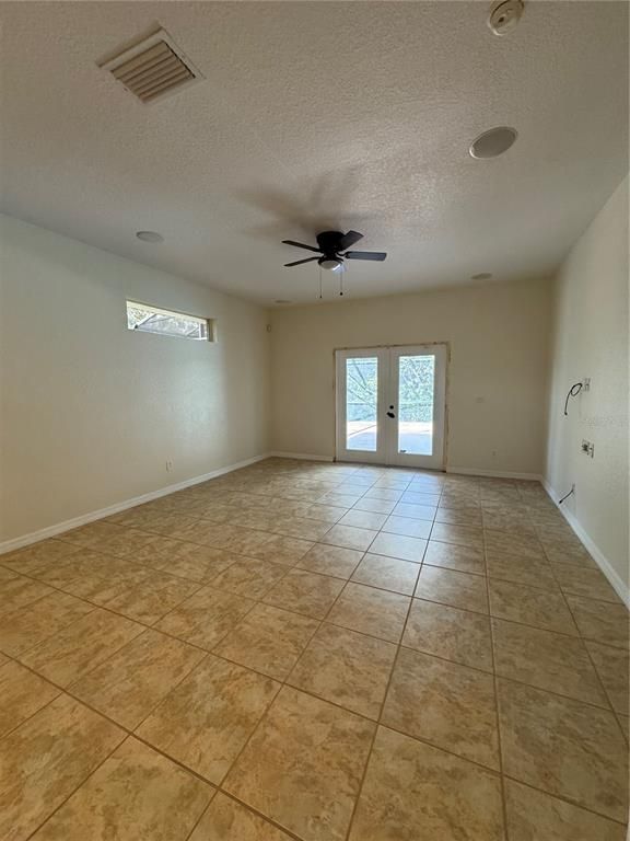 Empty room, Interior