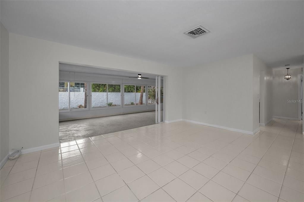 Empty room, Interior