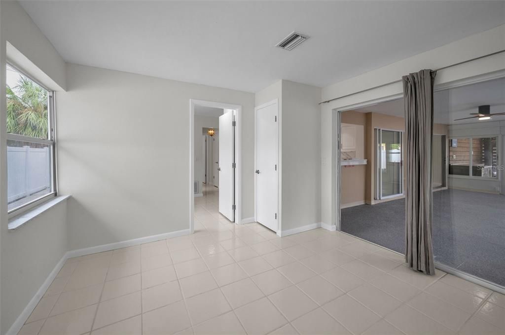 Empty room, Interior