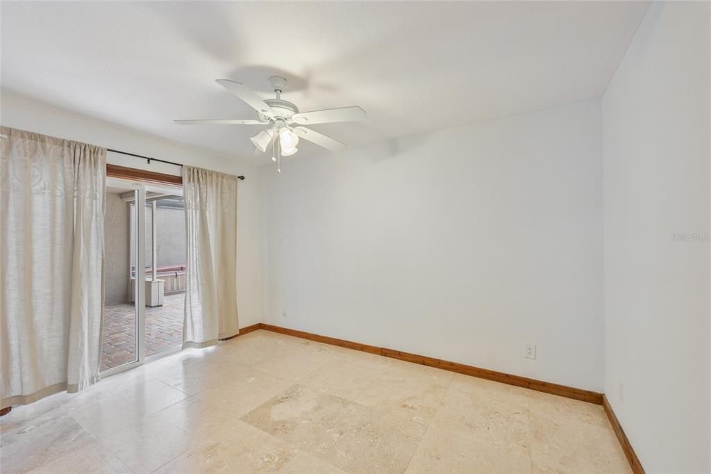 Empty room, Interior