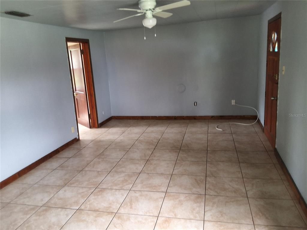 Empty room, Interior