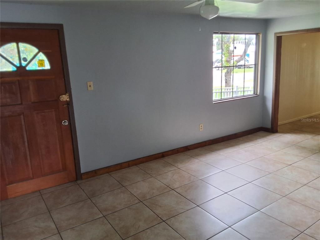 Empty room, Interior
