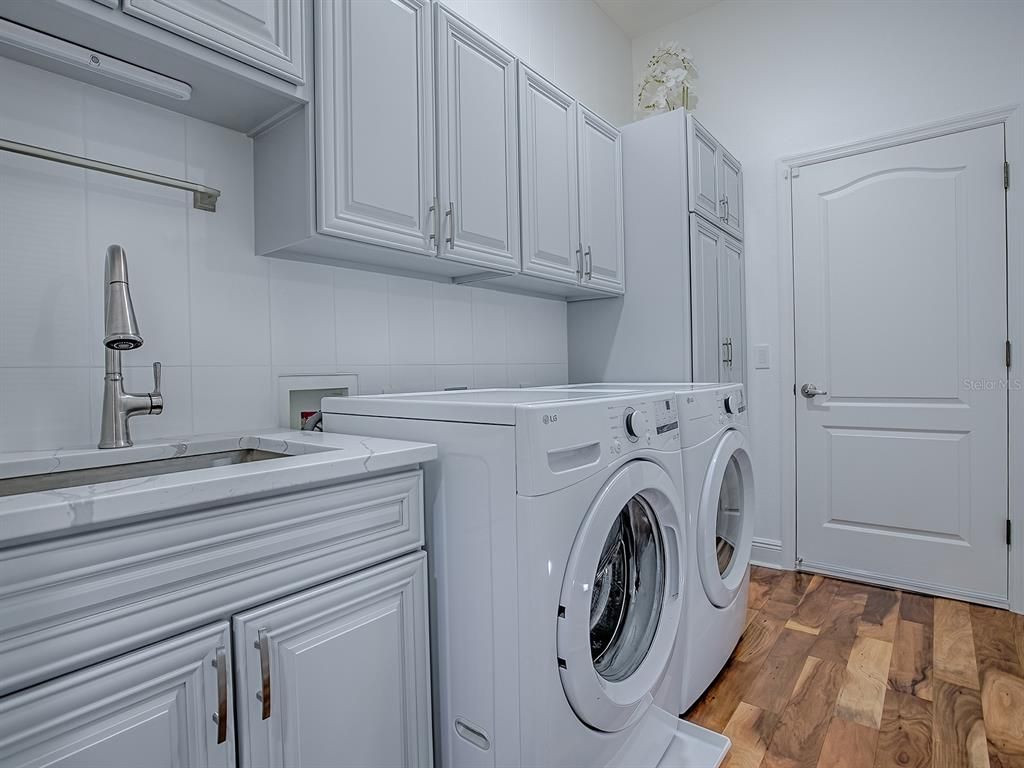 Interior, Washer, Wood Texture Flooring