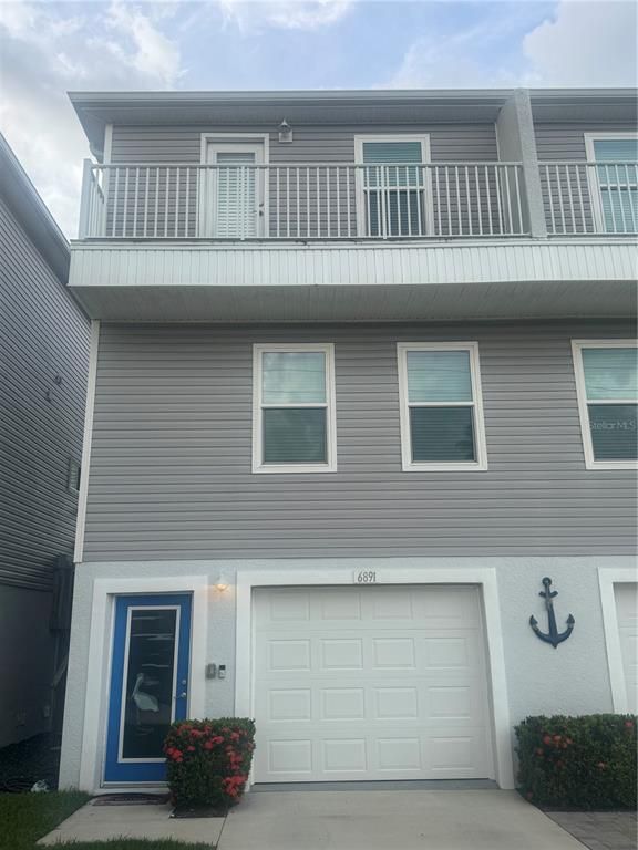 Attached, Exterior, Facade, Rowhouse