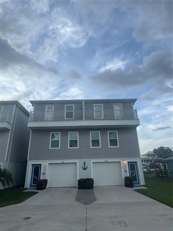 Attached, Exterior, Facade, Rowhouse