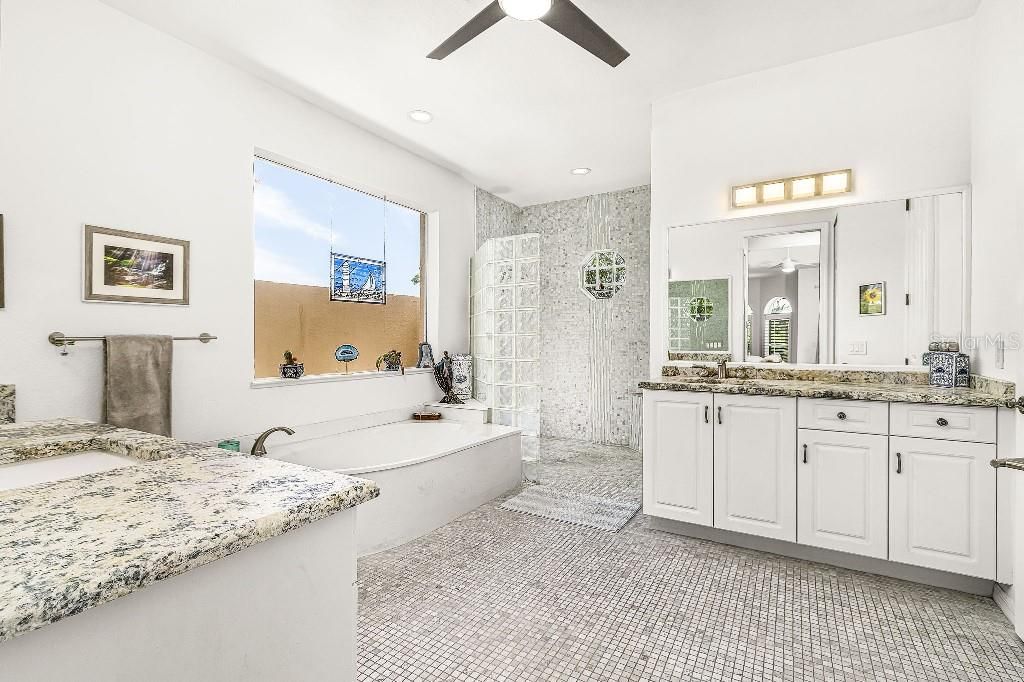 Bathroom, Dual Sink Vanities, Interior, Recessed Lighting