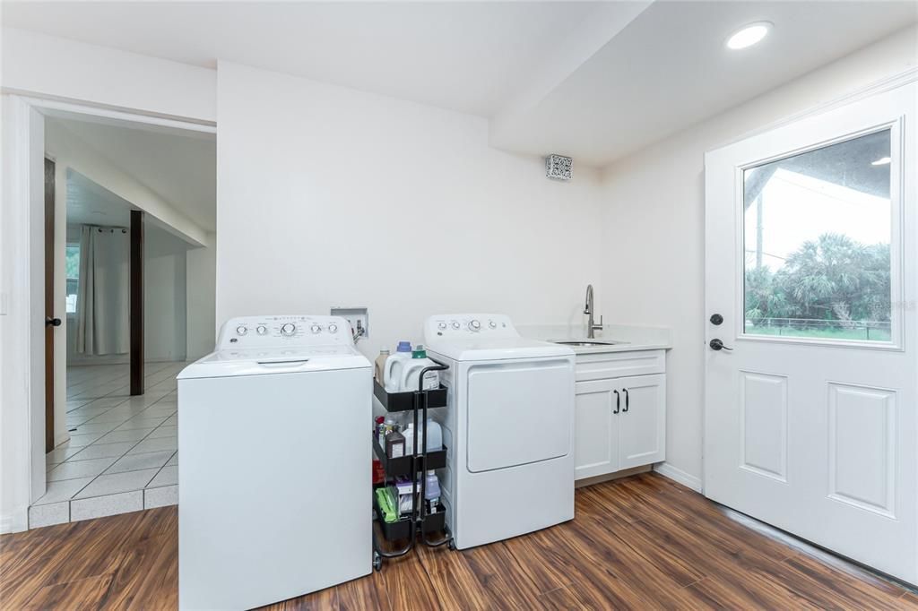 Interior, Recessed Lighting, Washer, Wood Texture Flooring