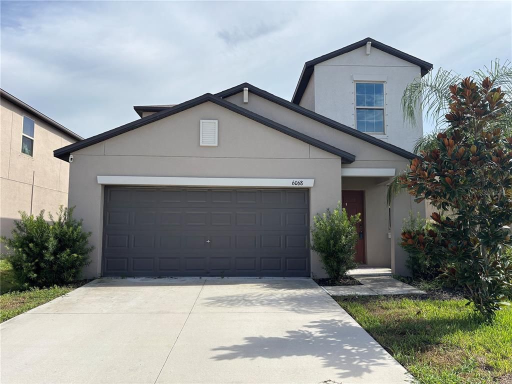Attached, Exterior, Facade, American Craftsman