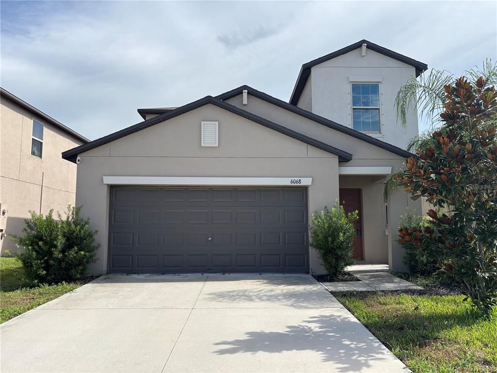 Attached, Exterior, Facade, American Craftsman