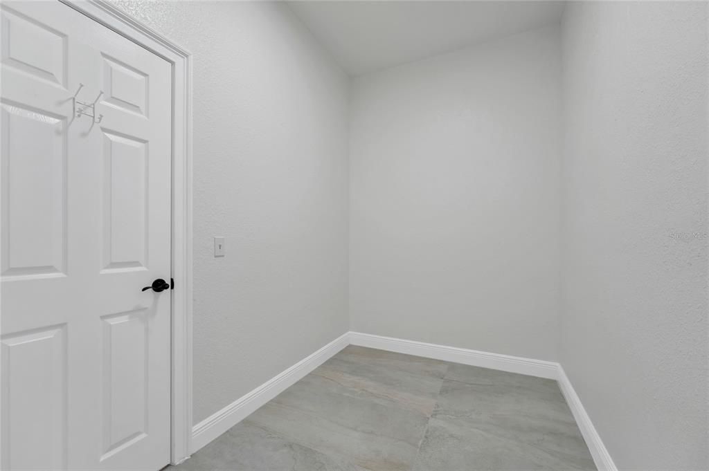 Empty room, Interior