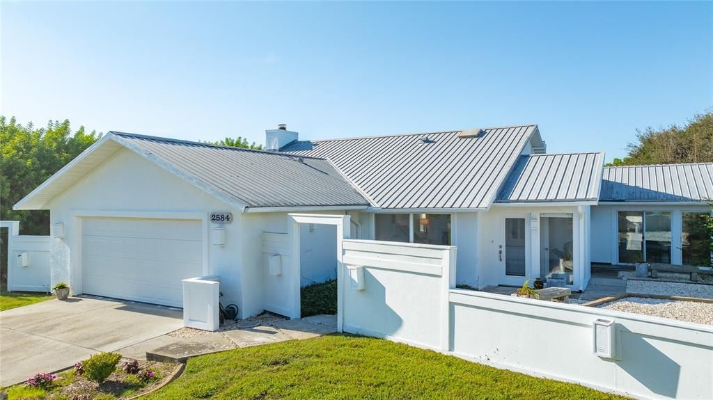 Attached, Exterior, Facade, Ranch