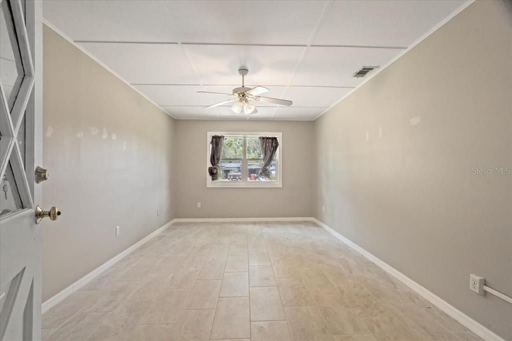Empty room, Interior