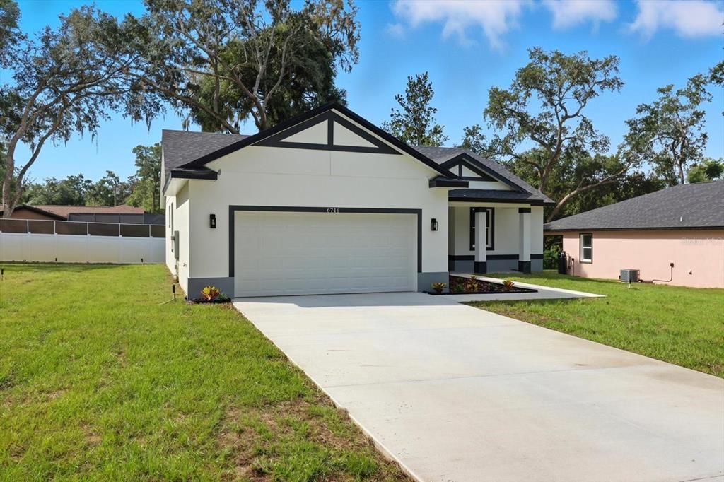 Attached, Exterior, Facade, Ranch