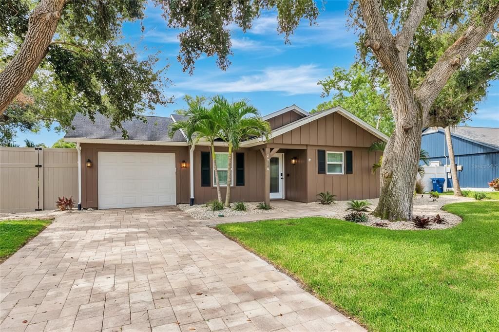 Attached, Exterior, Facade, Ranch