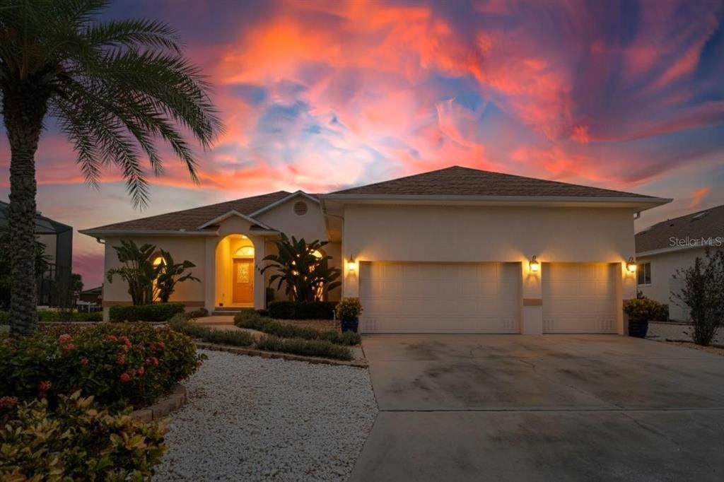 Attached, Exterior, Facade, Ranch