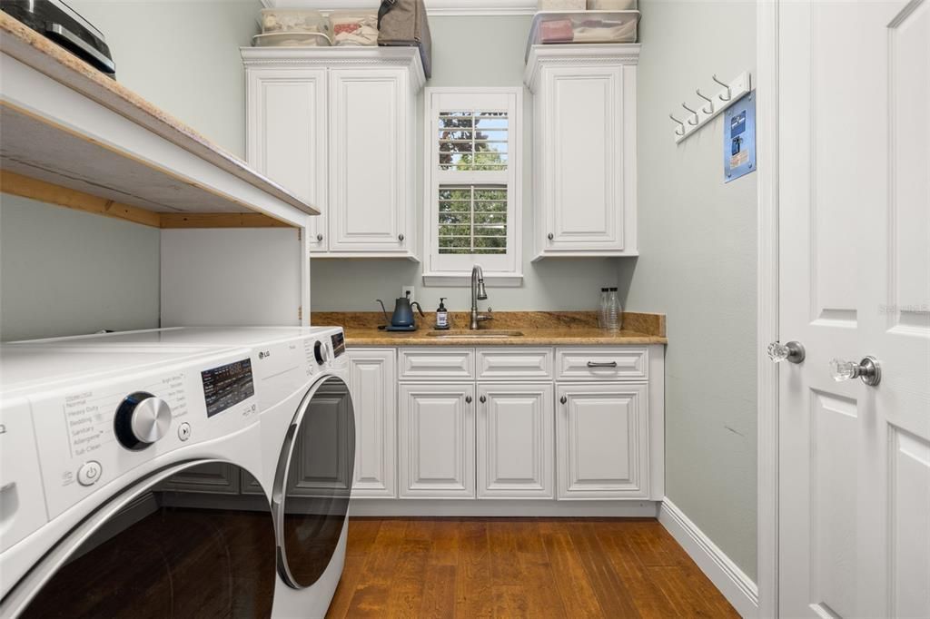 Interior, Washer, Wood Texture Flooring