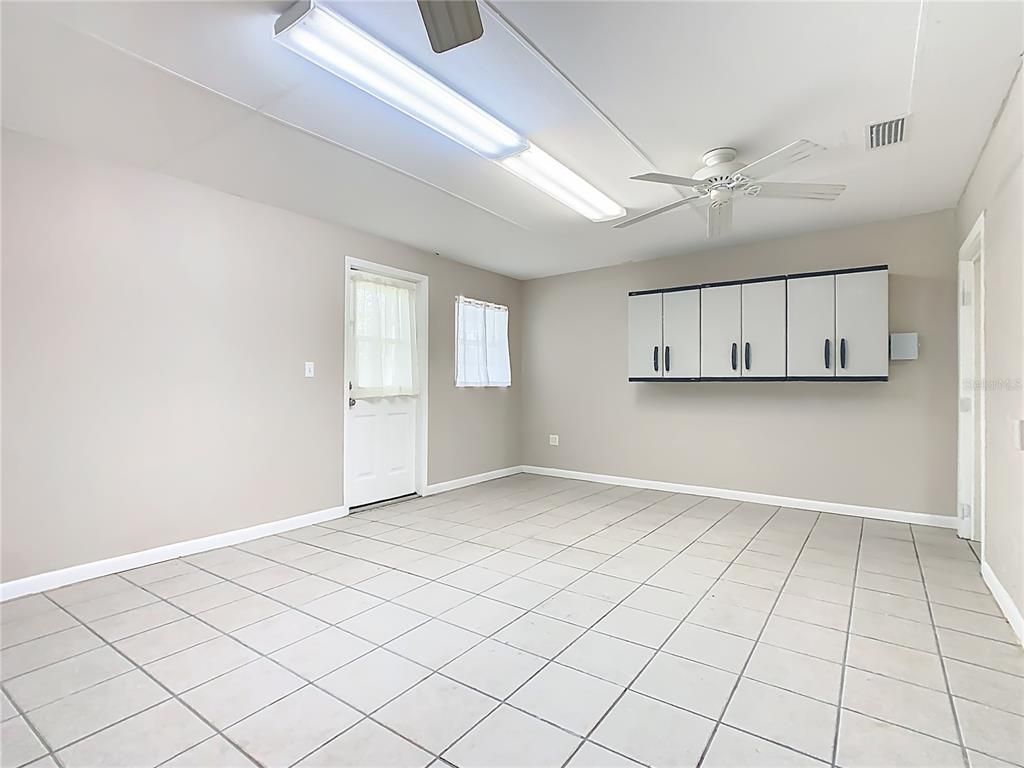 Empty room, Interior