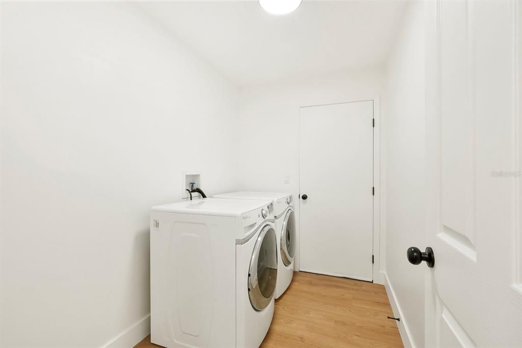 Interior, Recessed Lighting, Washer, Wood Texture Flooring