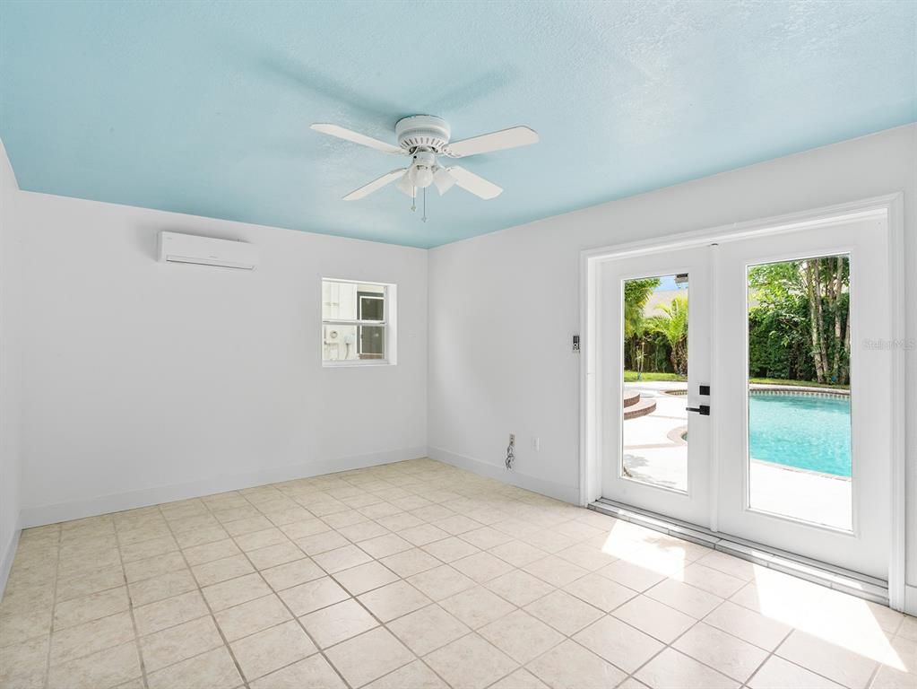 Empty room, Interior