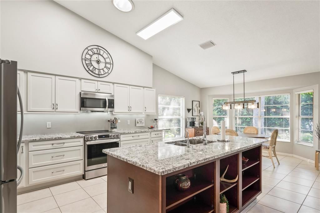 Dining room, Interior, Kitchen, Pendant Lights, Stainless Steel Appliances