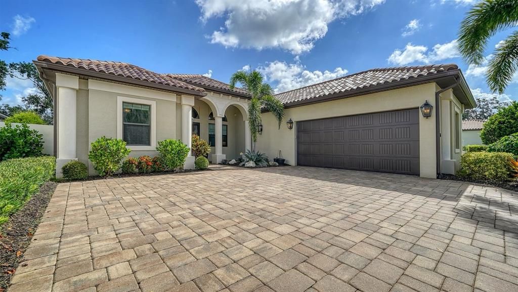 Attached, Exterior, Facade, Mediterranean