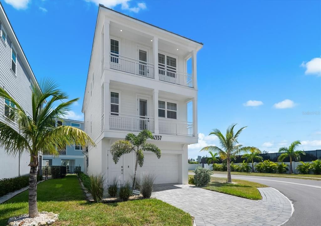 Attached, Exterior, Facade, Modern