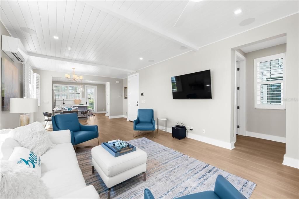 Chandelier, Dining room, Interior, Living room, Pendant Lights, Recessed Lighting, Wood Texture Flooring