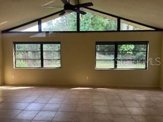 Empty room, Interior