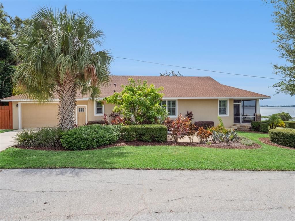 Attached, Exterior, Facade, Ranch