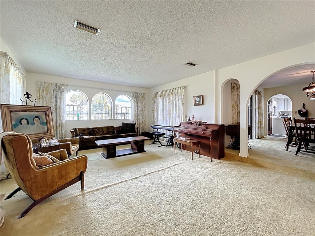 Chandelier, Dining room, Interior, Living room, Pendant Lights, Piano