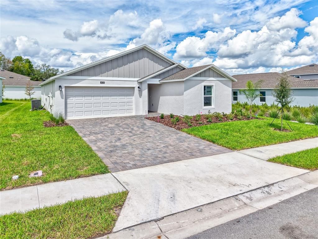 Attached, Exterior, Facade, Ranch
