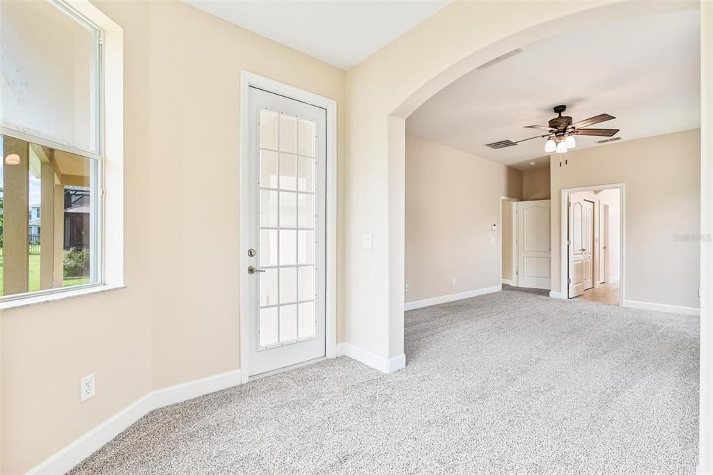Empty room, Interior