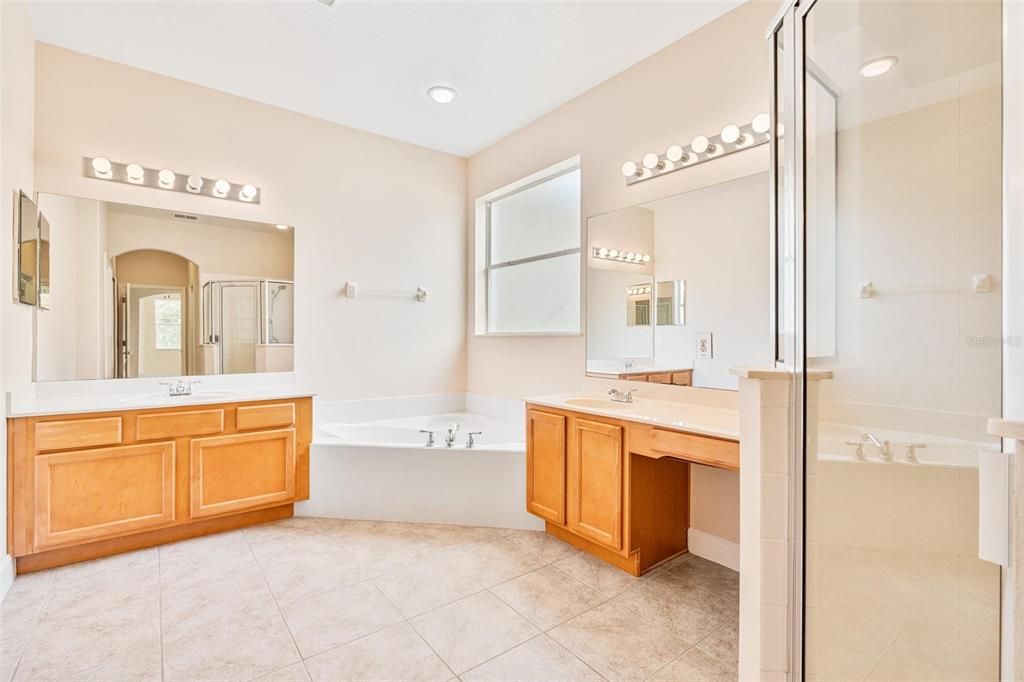 Bathroom, Dual Sink Vanities, Interior, Recessed Lighting