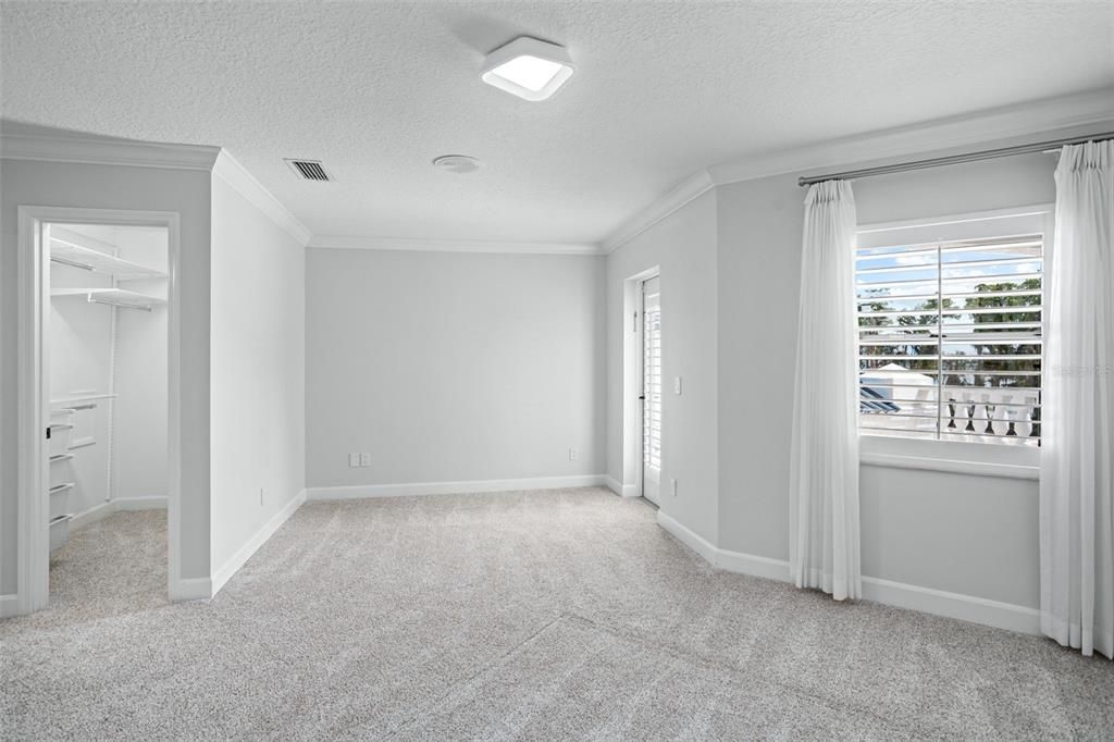 Empty room, Interior