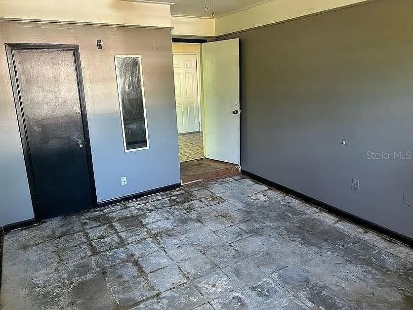 Empty room, Interior