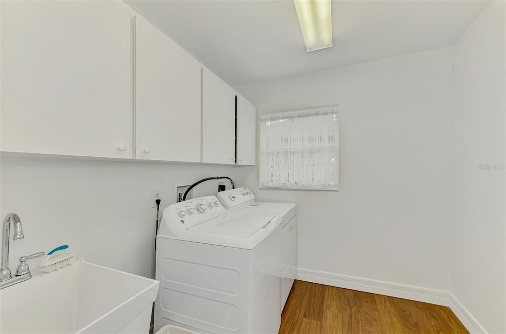 Interior, Washer, Wood Texture Flooring