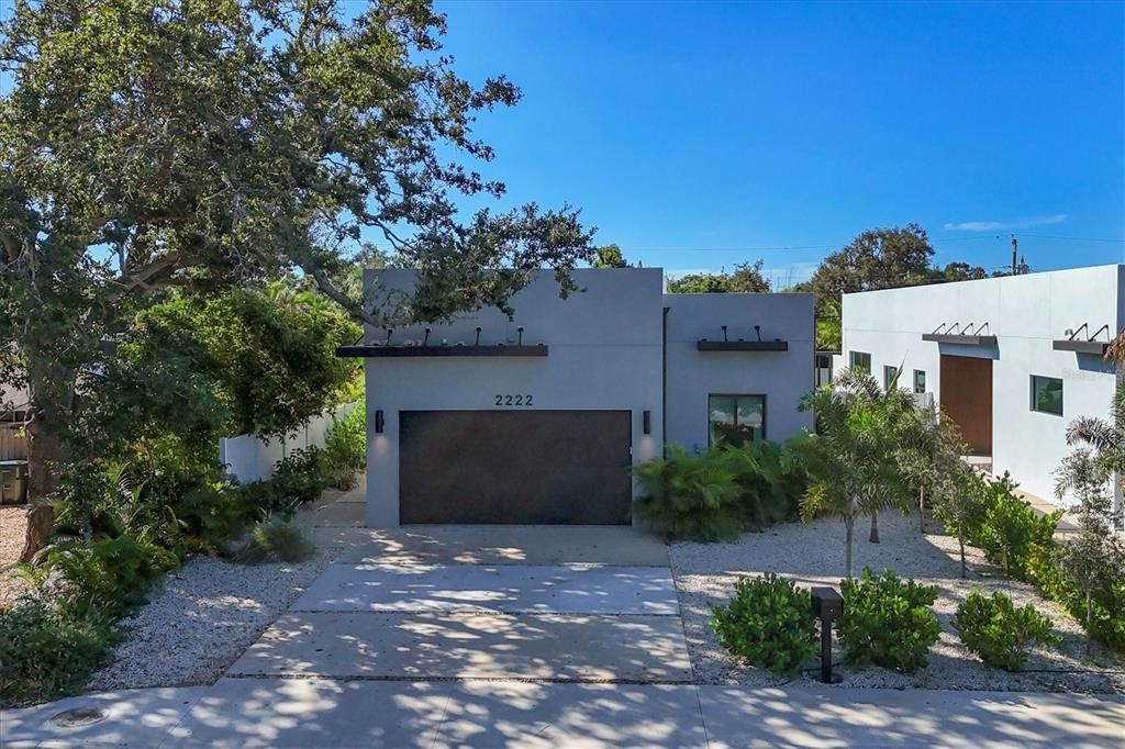 Attached, Exterior, Facade, Modern