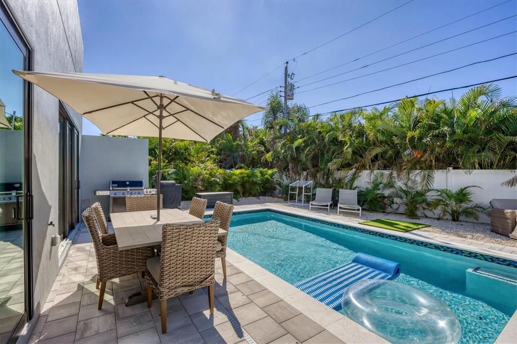 Exterior, Outdoor Kitchen, Pool