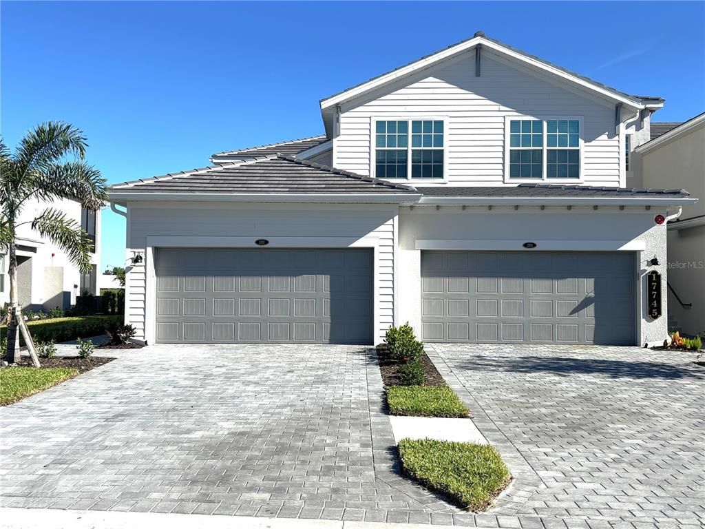 Attached, Exterior, Facade, American Craftsman